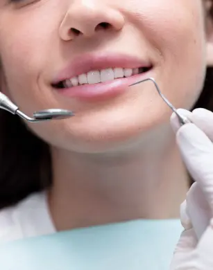 Стоматологічний огляд у Picasso Dental Clinic, Ужгород – лікар перевіряє стан зубів пацієнтки