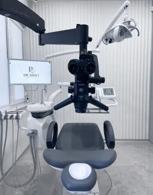 Сучасний стоматологічний мікроскоп у Picasso Dental Clinic, Ужгород – високоточне обладнання для детальної діагностики та лікування зубів