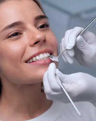 Стоматологічний огляд у Picasso Dental Clinic в Ужгороді – лікар перевіряє стан зубів пацієнтки дзеркалом