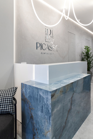Ресепшн Picasso Dental Clinic в Ужгороді – стильний сучасний інтер'єр стоматологічної клініки з мармуровою стійкою