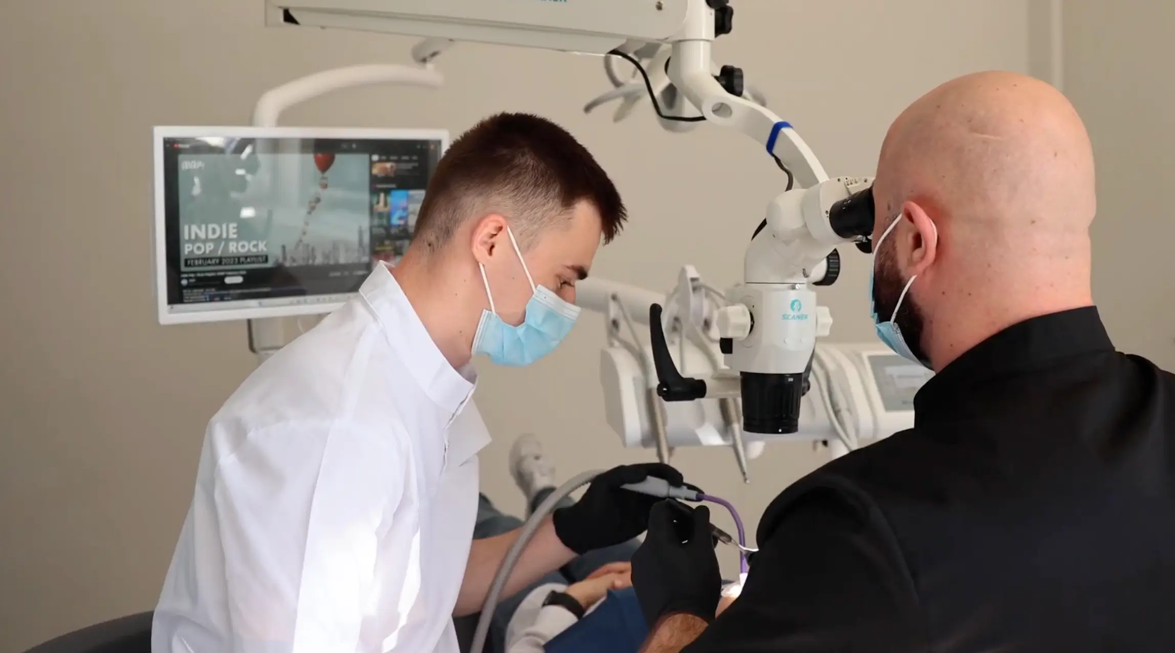 Як проходить лікування зубів під мікроскопом у стоматології PICASSO в Ужгороді