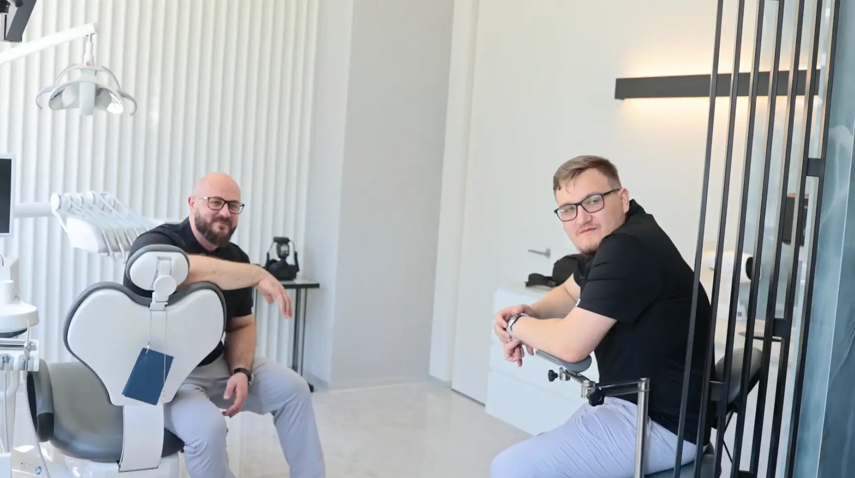 Лікарі стоматології PICASSO в Ужгороді у сучасному кабінеті перед початком лікування