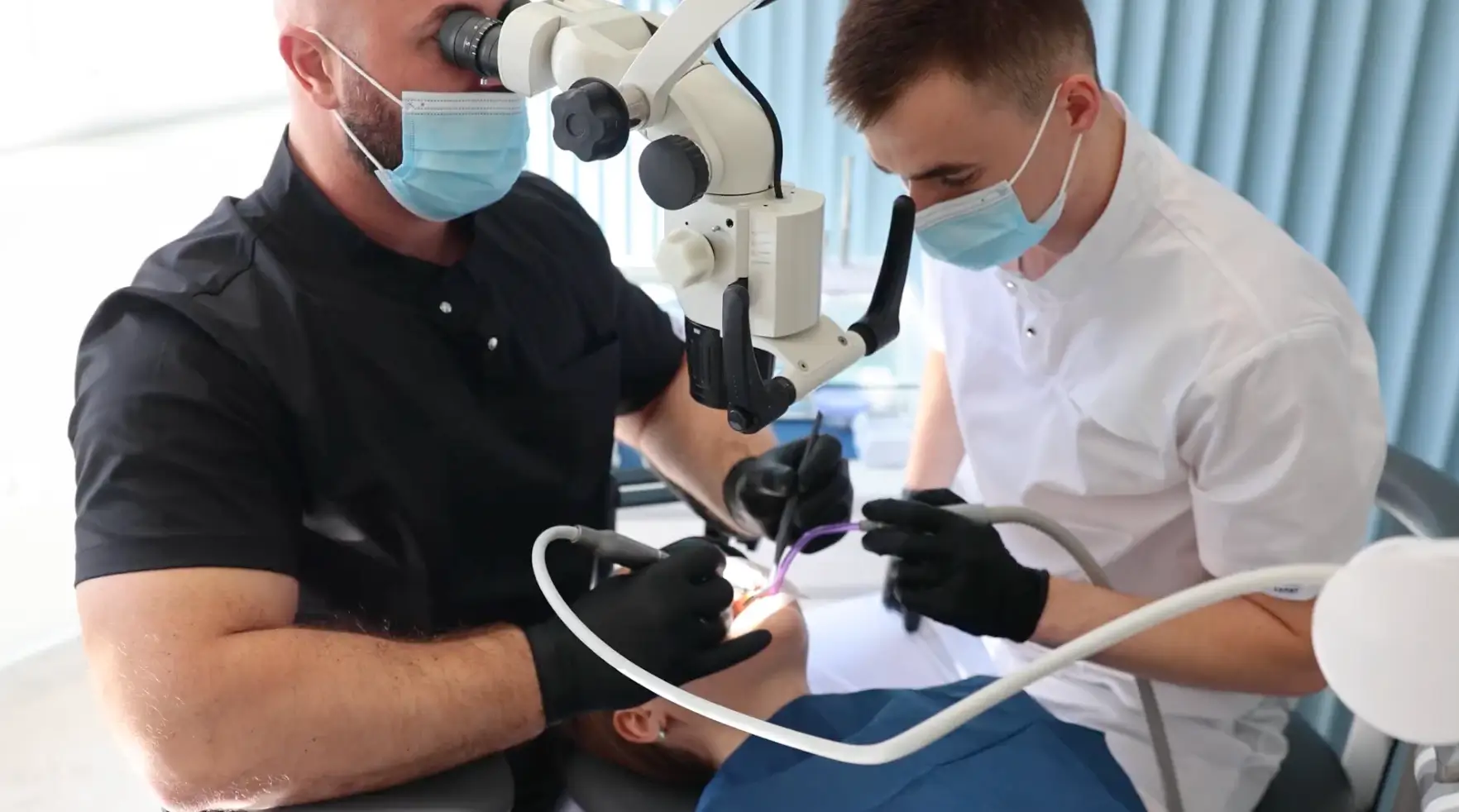 Лікування зубів під мікроскопом у стоматологічній клініці PICASSO в Ужгороді